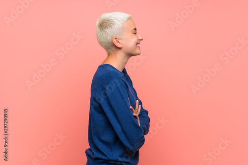 Fotografía Teenager girl with white short hair over pink wall in lateral position