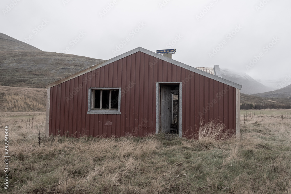 Verfallenes Haus am Drágavegur zwischen den Seen Þórisstaðavatn und Geitabergvatn Hjallholt nahe Borgarnes. Verfallenes Haus am Drágavegur zwischen den Seen Þórisstaðavatn und Geitabergvatn Hjallholt nahe Borgarnes.