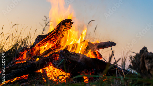 Photo burning campfire close-up