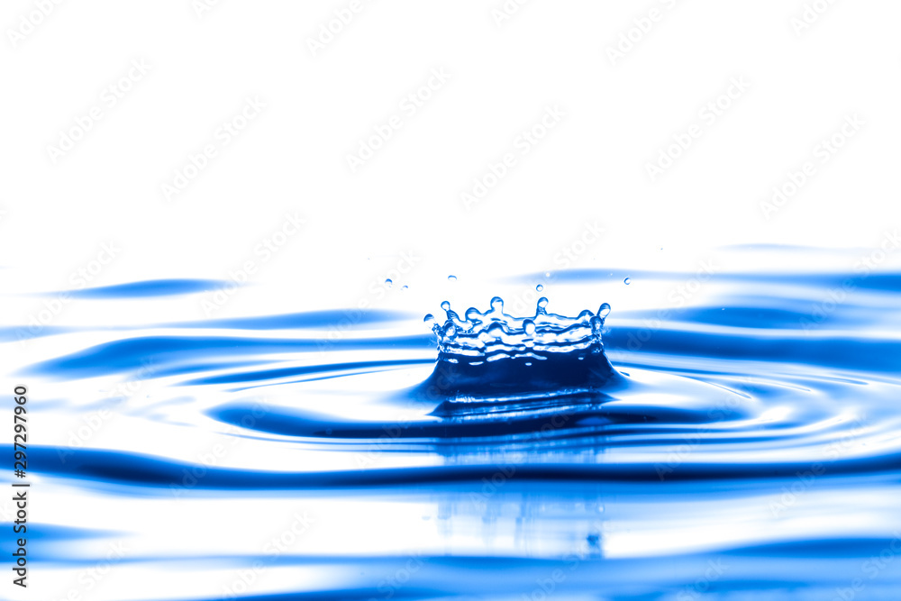 Splash crown shape of drop water in blue tone, blank spce from above to create concepttual. - obrazy, fototapety, plakaty 