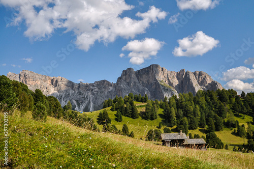 Dolomiten Mont de Stevia Col Raiser Wolkenstein Gröden Selva di Val Gardena St. Ulrich Utrisei Italien Sommer Alm Hütte Weide Alpen Gebirge Aussicht Panorama