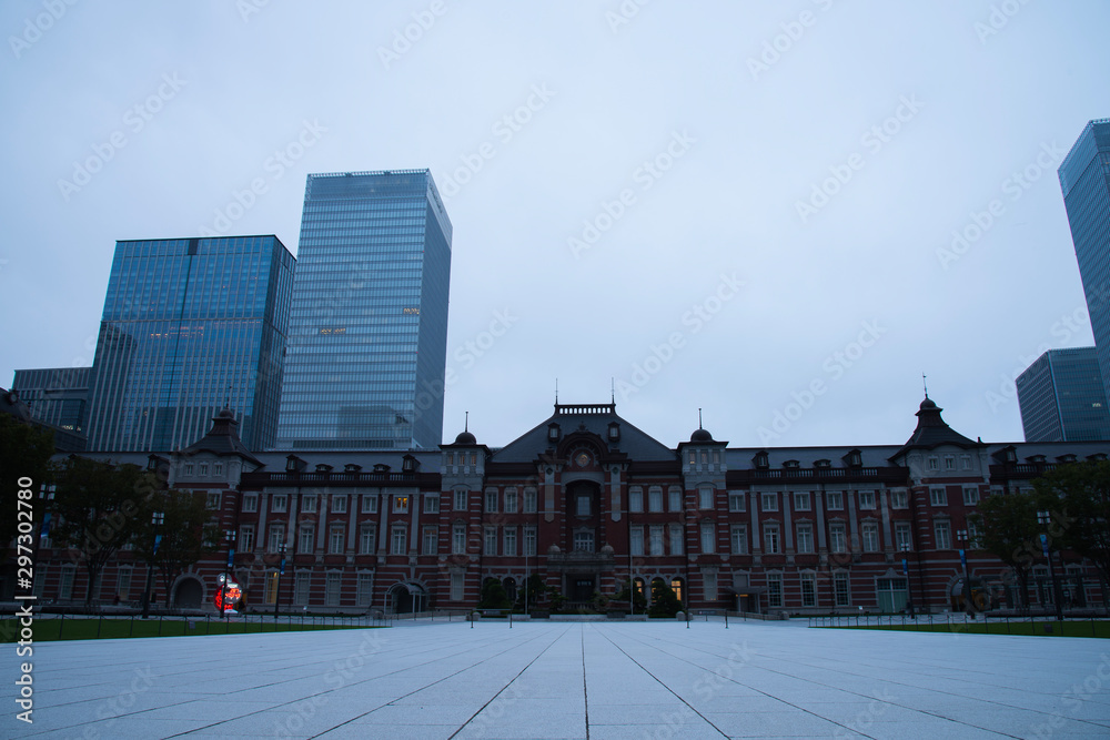 Fototapeta premium 早朝の東京駅