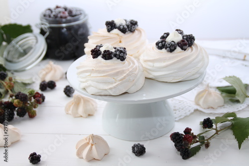 Pavlova dessert photo