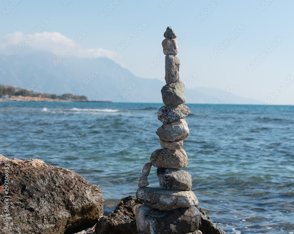 Gestapelte Steine zum Turm erbaut am Strand von Kos Griechenland Gestapelte Steine zum Turm erbaut am Strand von Kos Griechenland