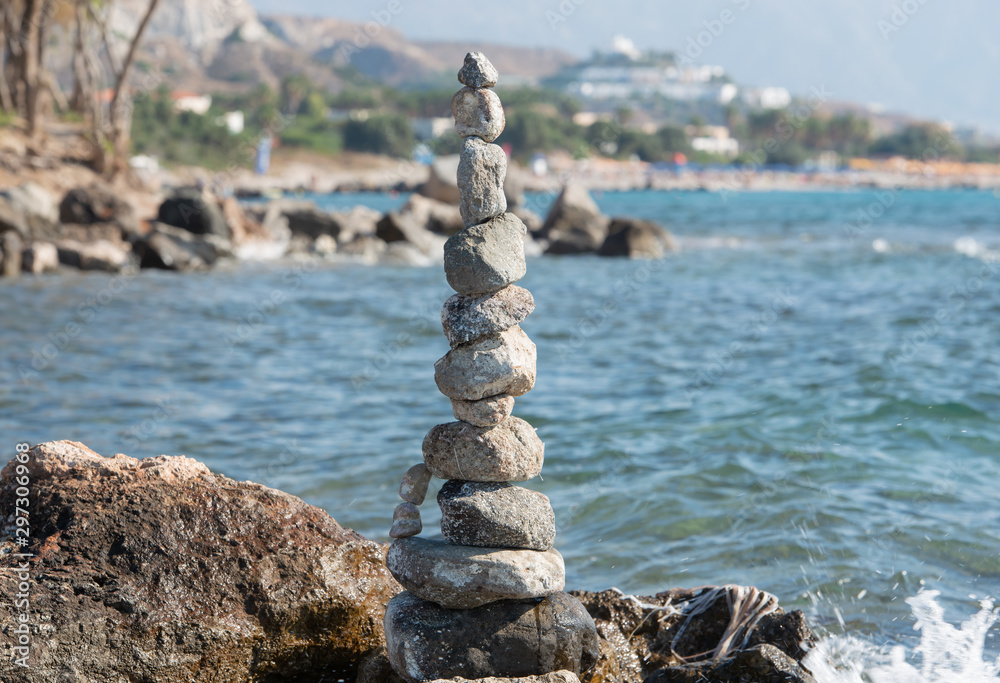 Gestapelte Steine zum Turm erbaut am Strand von Kos Griechenland Gestapelte Steine zum Turm erbaut am Strand von Kos Griechenland