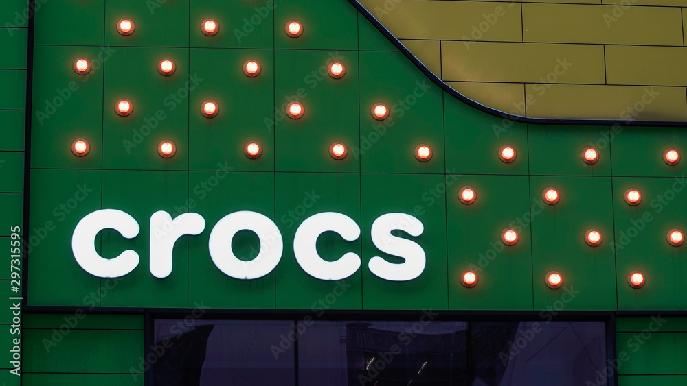 Crocs retail location and logo in New York City foto de Stock | Adobe Stock