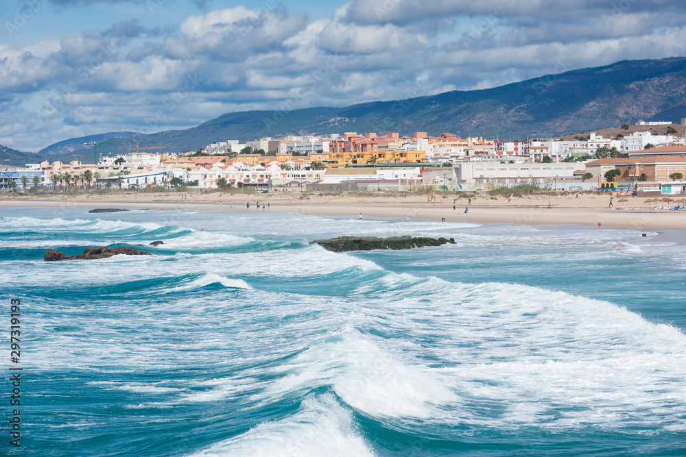 Vista del pueblo de Tarifa y su playa en un dia de viento, Cadiz, Andalucia, España
