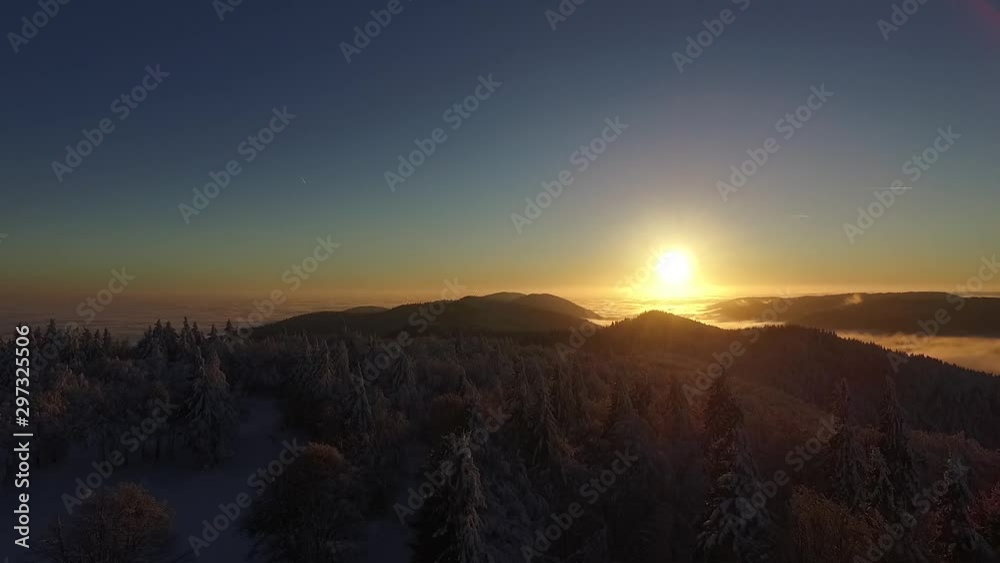Coucher de soleil en montagne au dessus des nuages en hiver