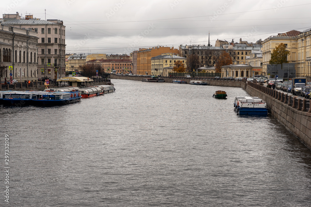 Obraz premium 10/21/2019 Russia. Saint Petersburg. Fontanka river embankment on a cloudy autumn day.