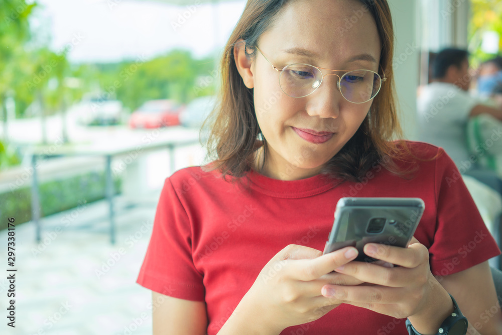 A beautiful woman with a smartphone Fun and smiling Social media Type text messages, talk to friends, love to listen to music, watch movies. A beautiful woman with a smartphone Fun and smiling Social media Type text messages, talk to friends, love to listen to music, watch movies.