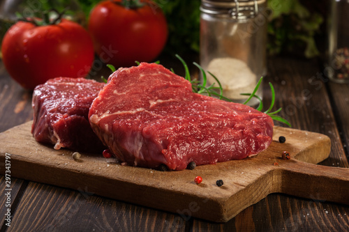 Foto Fresh raw beef steak sirloin with rosemary