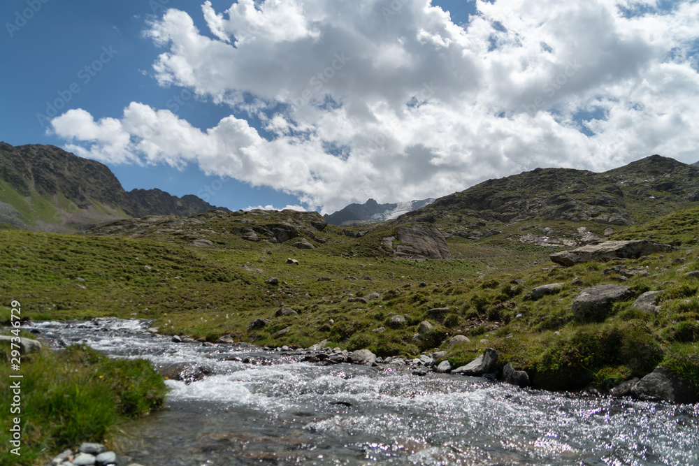 Fluss in den Alpen Bergbach mit Bergen Fluss in den Alpen Bergbach mit Bergen
