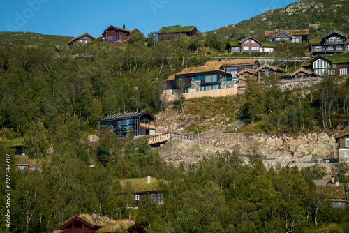Kleines Dorf in Norwegen mit Wald und Bergen 