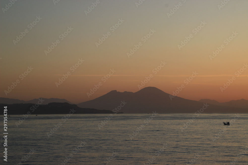 Lever de soleil sur la baie de Naples et le Vésuve (Naples / Italie)