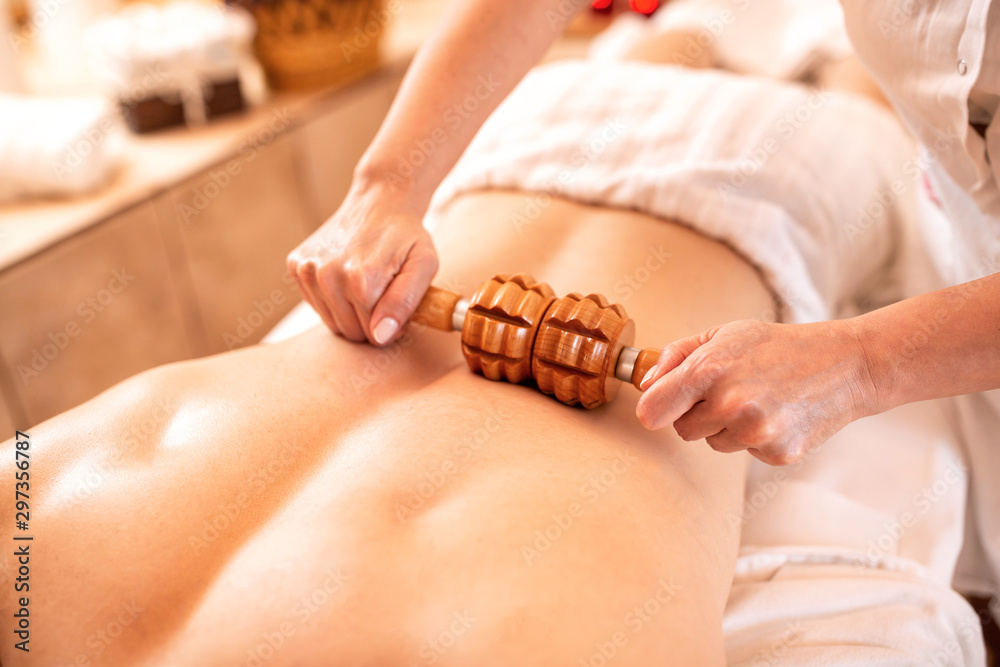 Obraz premium Young sports man having a massage