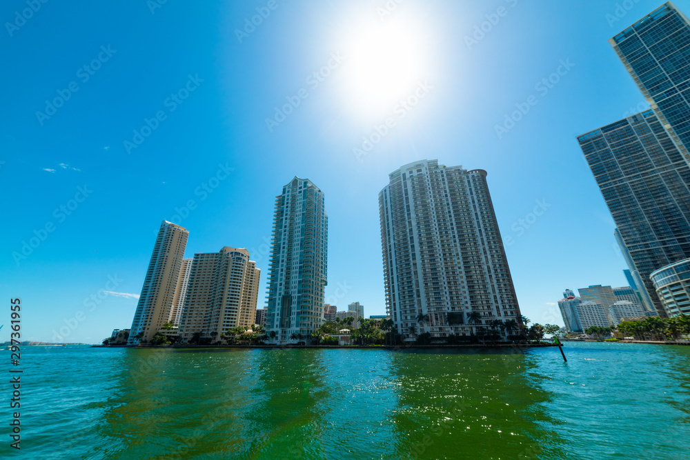 Obraz premium Skyscrapers and turquoise water in Miami riverwalk on a sunny day