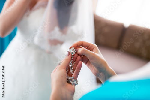 Quadro em tela Pendent jewelry made of silver and a diamond oval-shaped women earings for the bride