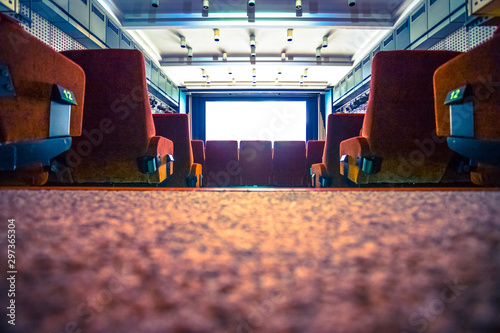Foto Cinema time: Red seats and white big screen in a vintage cinema