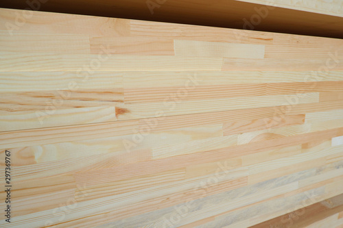 Fotografia Side view of stack of three-layer wooden glued laminated timber beams from pine