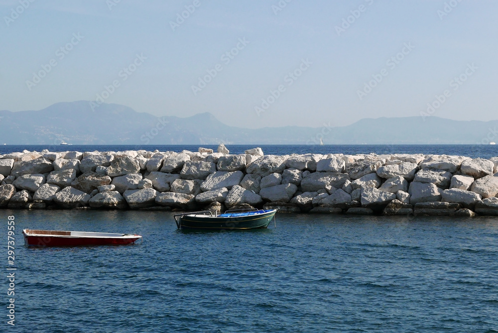 la bella costa di napoli in italia in un giornata limpida