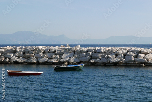 la bella costa di napoli in italia in un giornata limpida