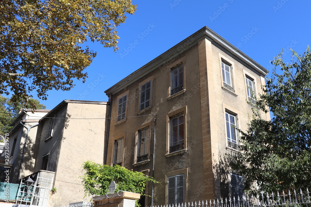 Fototapeta premium Maison du Docteur Dugoujon dans la commune de Caluire et Cuire France - Maison dans laquelle le résistant Jean Moulin a été arrêté
