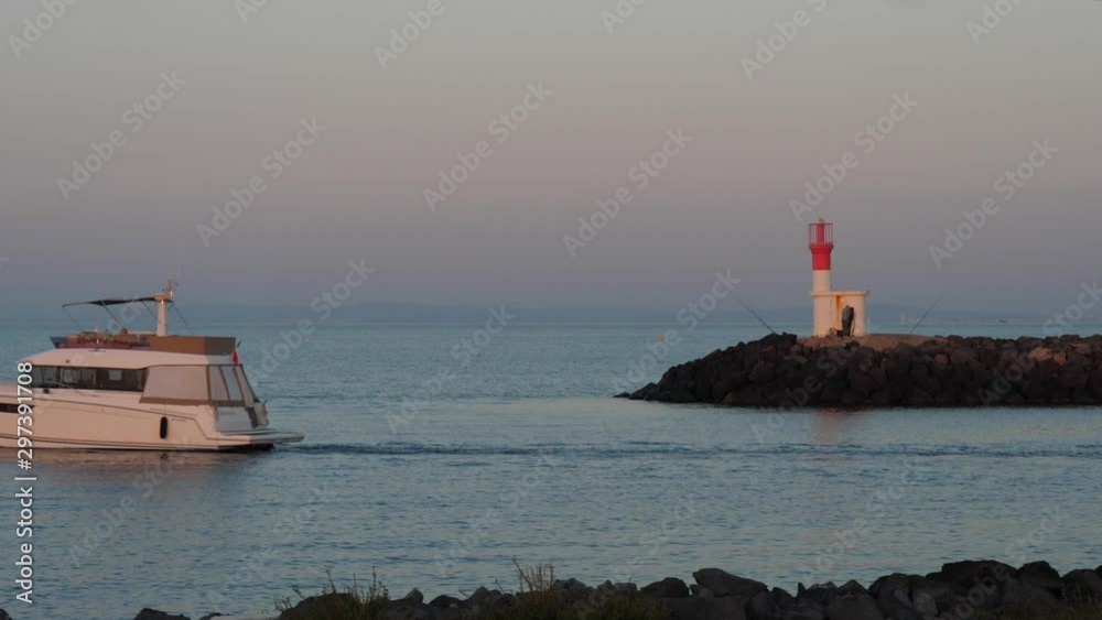 Bateau / Phare au large d’Agde (34300) au Sud de la France / Méditerranée / Pécheur / Levé du soleil Bateau / Phare au large d’Agde (34300) au Sud de la France / Méditerranée / Pécheur / Levé du soleil