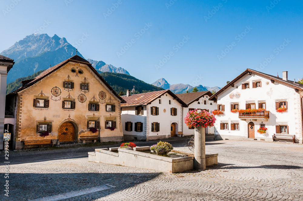 Scuol, Dorf, Engadiner Dorf, Brunnen, Unterengadin, Engadin, Engadiner Häuser, Brunnen, Alpen, Graubünden, Sommer, Schweiz Scuol, Dorf, Engadiner Dorf, Brunnen, Unterengadin, Engadin, Engadiner Häuser, Brunnen, Alpen, Graubünden, Sommer, Schweiz