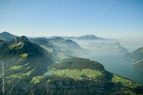 Платно View on Lake Lucerne and surrounding mountains from top of Fronalpstock peak clo