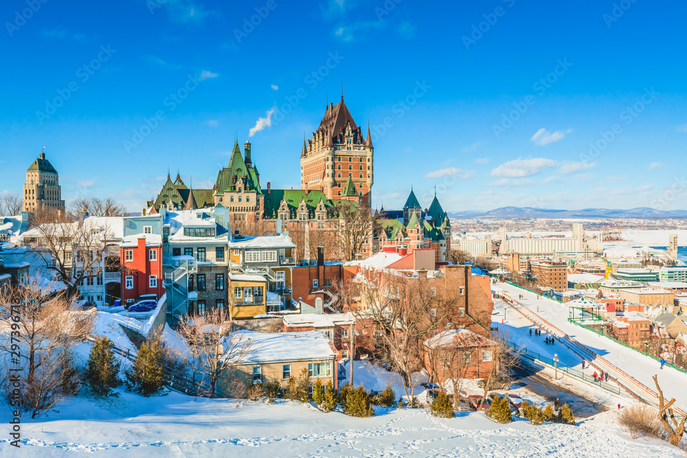 Fototapeta premium Panoramę starego miasta Quebec z Chateau Frontenac, tarasem Dufferin i rzeką św. Wawrzyńca zimą