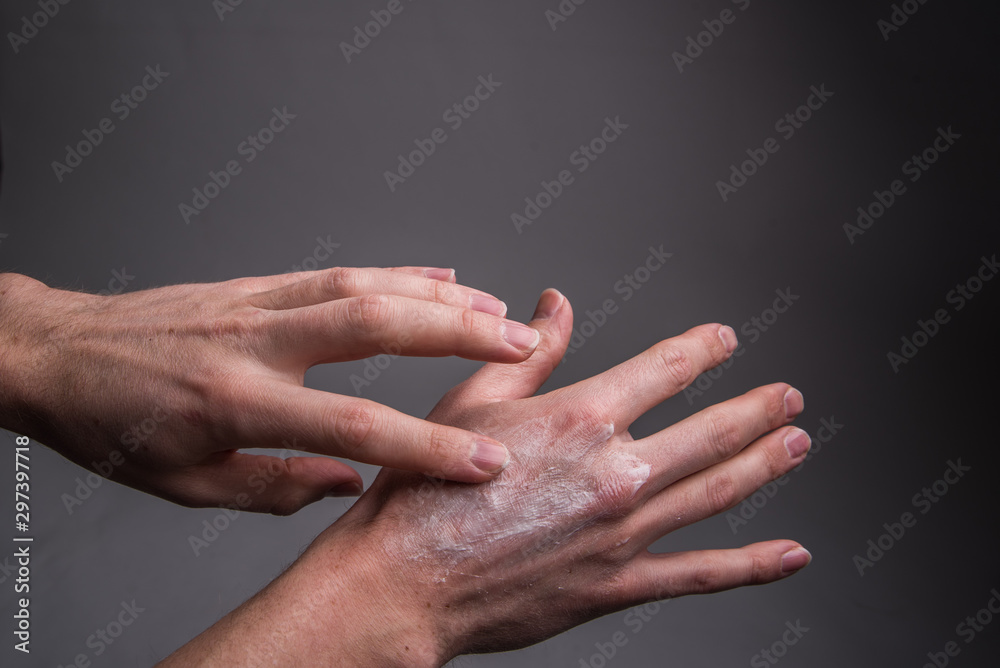 apply sunscreen on the hands apply sunscreen on the hands