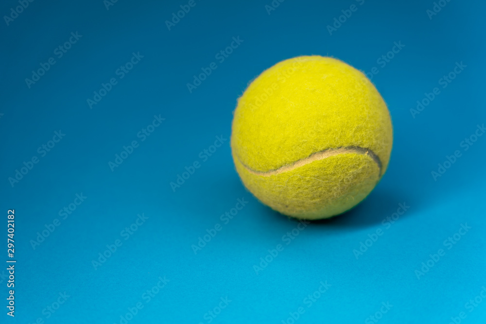 Pelota de tenis sobre superficie azul, ideal para empresa y venta online o promociones