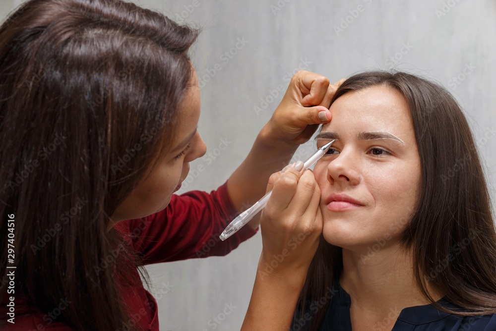 The wizard creates the contour of the clients eyebrows before the procedure. The wizard creates the contour of the clients eyebrows before the procedure.