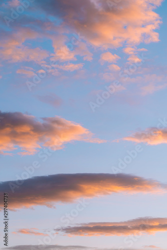Pink and blue color on skies as the sun rises © Martin Hossa