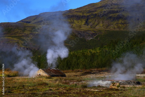 Géiser Strokkur en erupción humeante en Islandia 