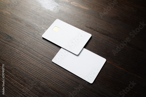 фотографія Photo of two blank credit cards on wood table background
