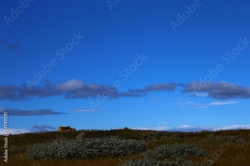 Paisaje en Islandia con agua y campo verde y cielo azul