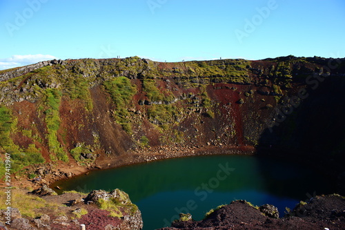 Crater Kerid en Islandia desde vista alta en un amanecer