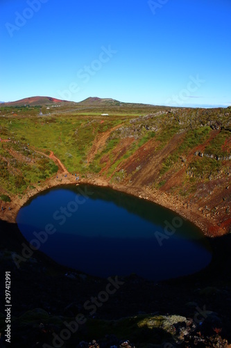 Crater Kerid en Islandia desde vista alta en un amanecer