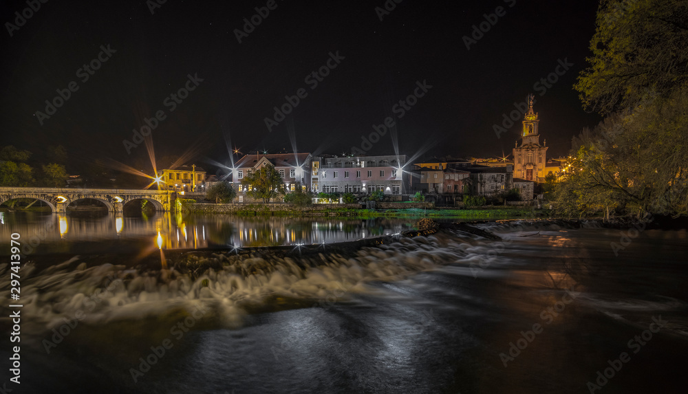 bonita cidade à beira rio e ponte antiga à noite bonita cidade à beira rio e ponte antiga à noite