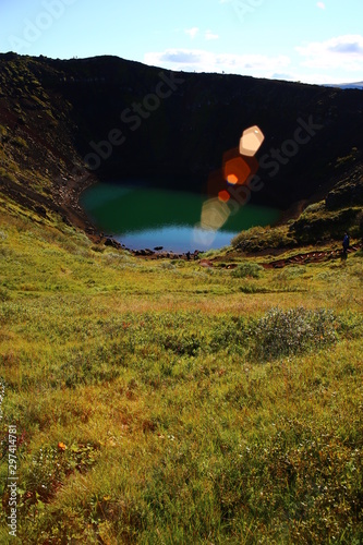 Crater Kerid en Islandia desde vista alta en un amanecer