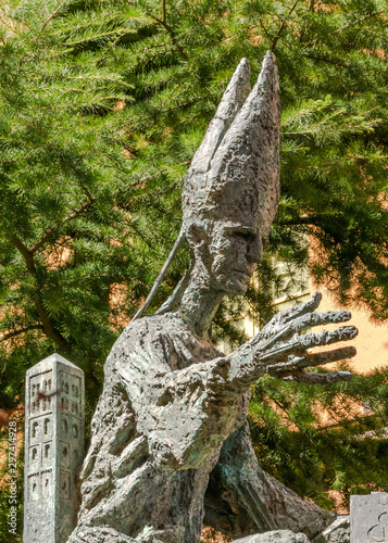 statue