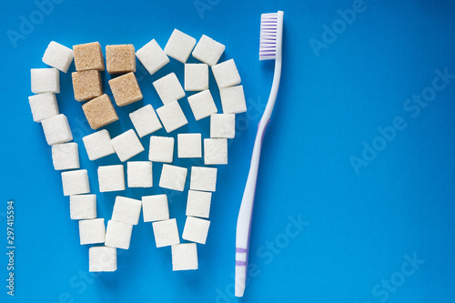 Fotografie the carious tooth of sugar cubes of refined sugar, preventing tooth decay, carin