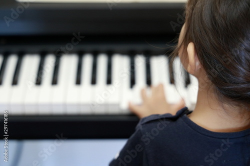 ピアノを弾く幼児(4歳児)