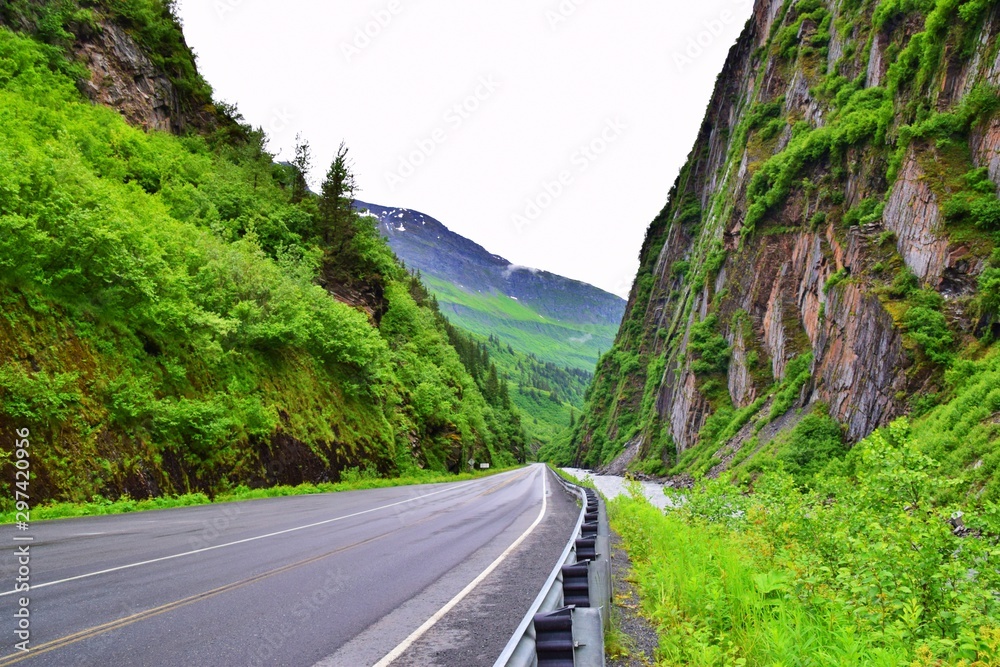 Fototapeta premium Bridal Veil Falls road - Alaska 
