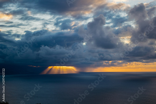 Claro de sol entre las nubes