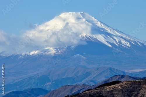 雲かかる富士山