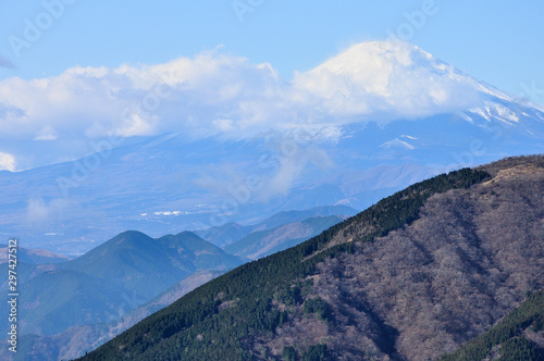 大山の表参道より望む富士山と二ノ塔