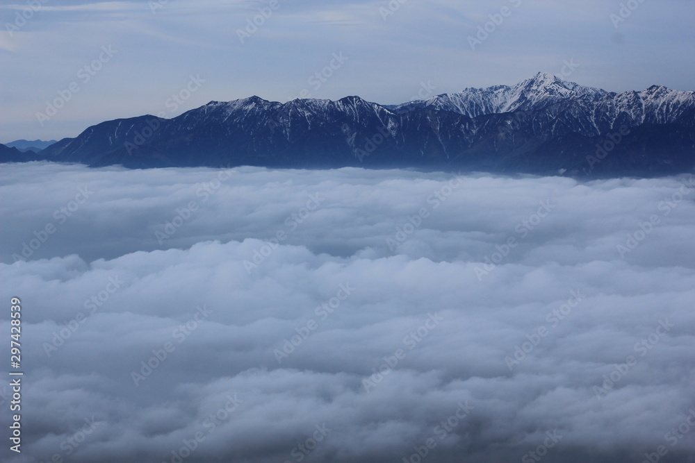 雲海に浮かぶ山々