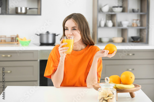 Beautiful young woman drink...
